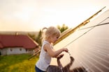 21_06_28 A child playing with a solar panel _GettyImages-1271668484