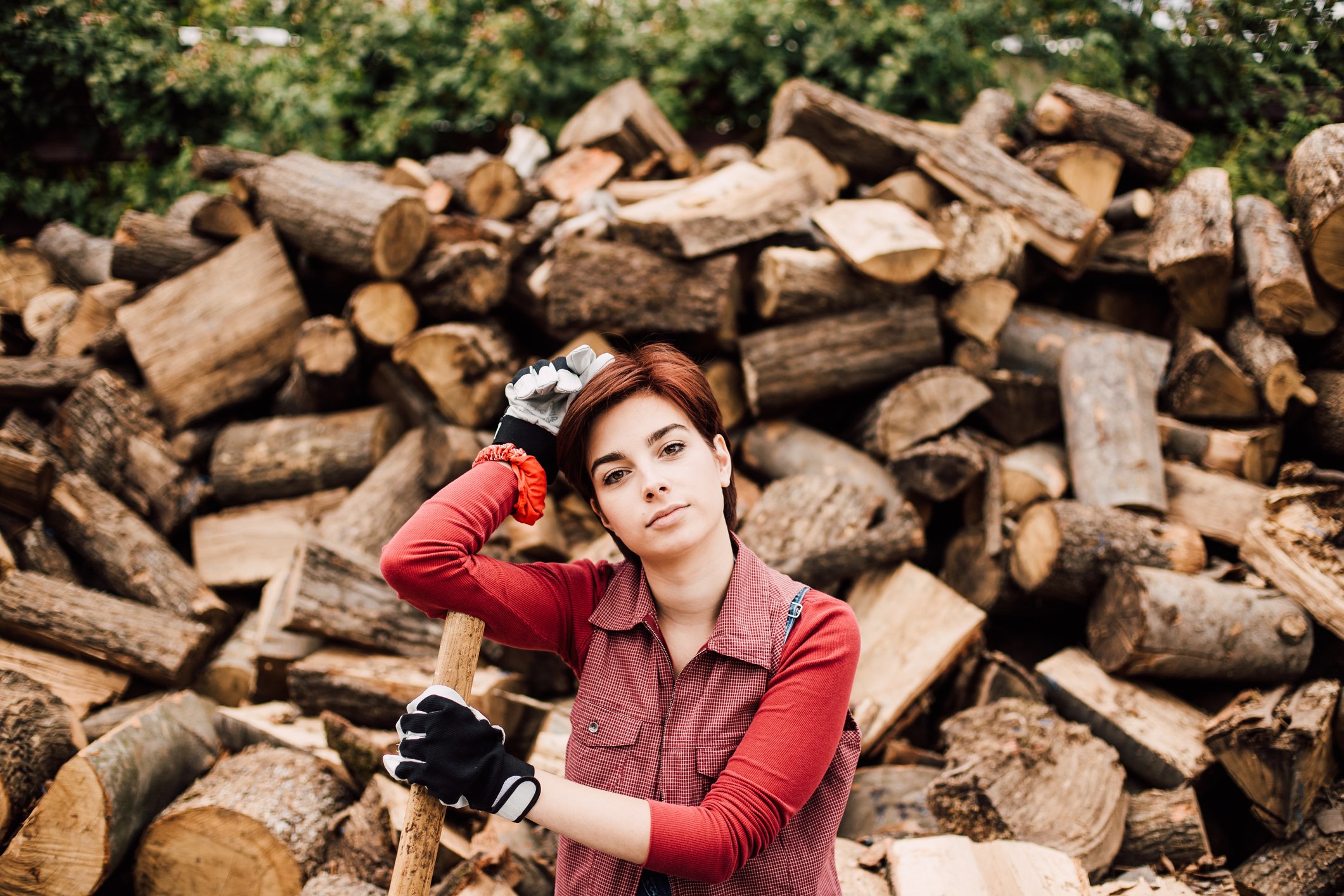22_02_03 A person in front of a pile of chopped up wood _GettyImages-856665564