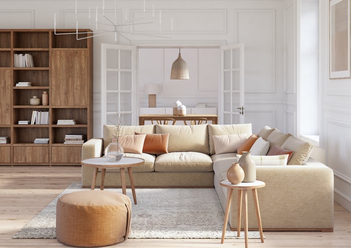 A large, well decorated living room.