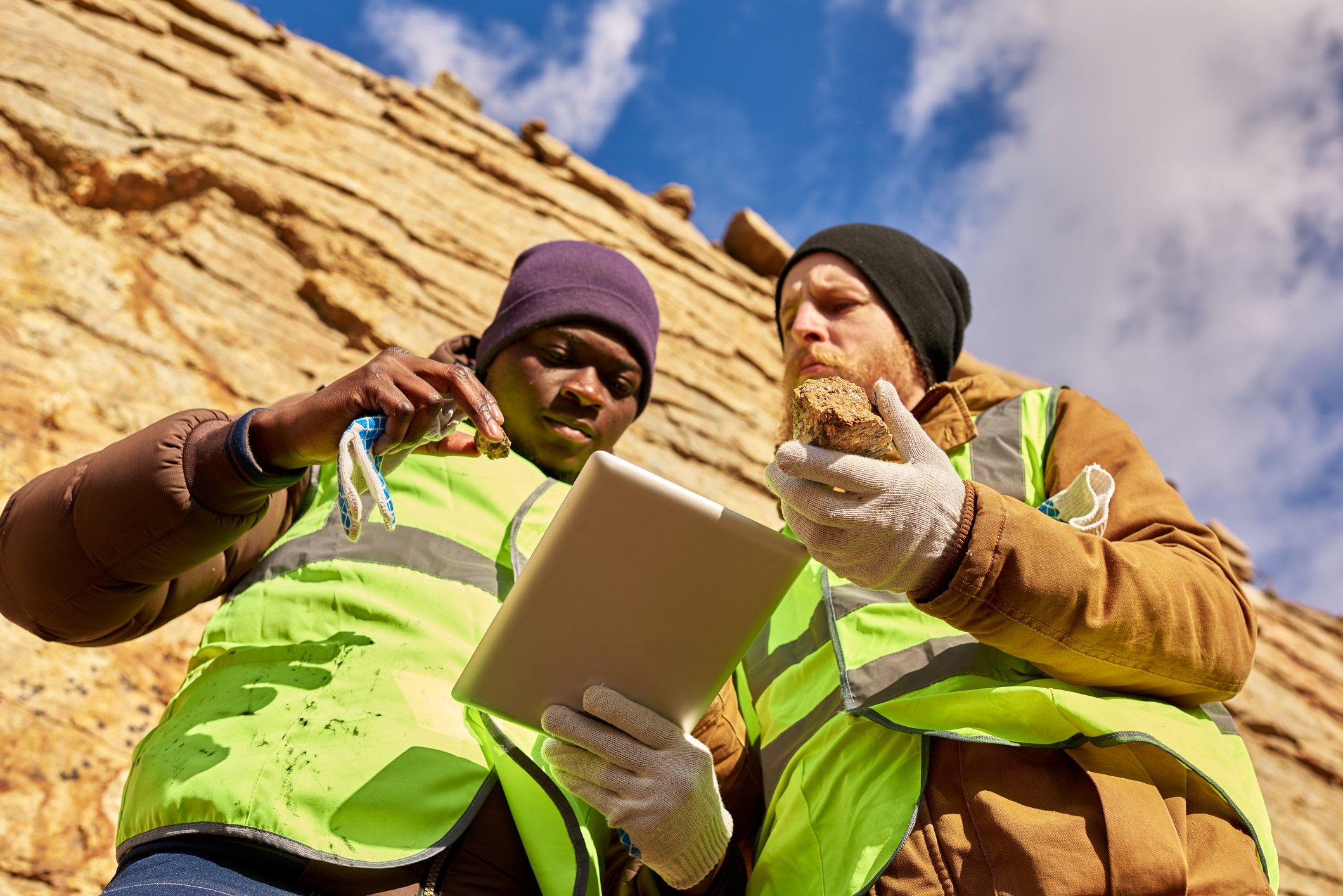 22_01_19 Two people in a mine looking at a rock _GettyImages-1014465960