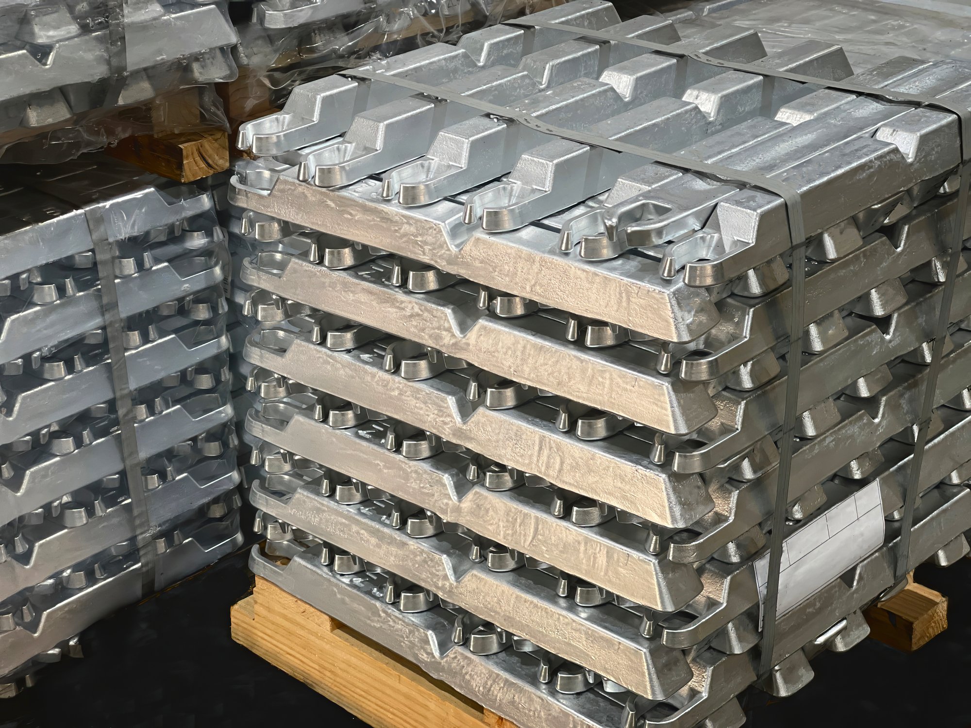22_10_26 Aluminum ingots stacked on a pallet _raw material, aluminum alloy ready to be processed _MF Dload