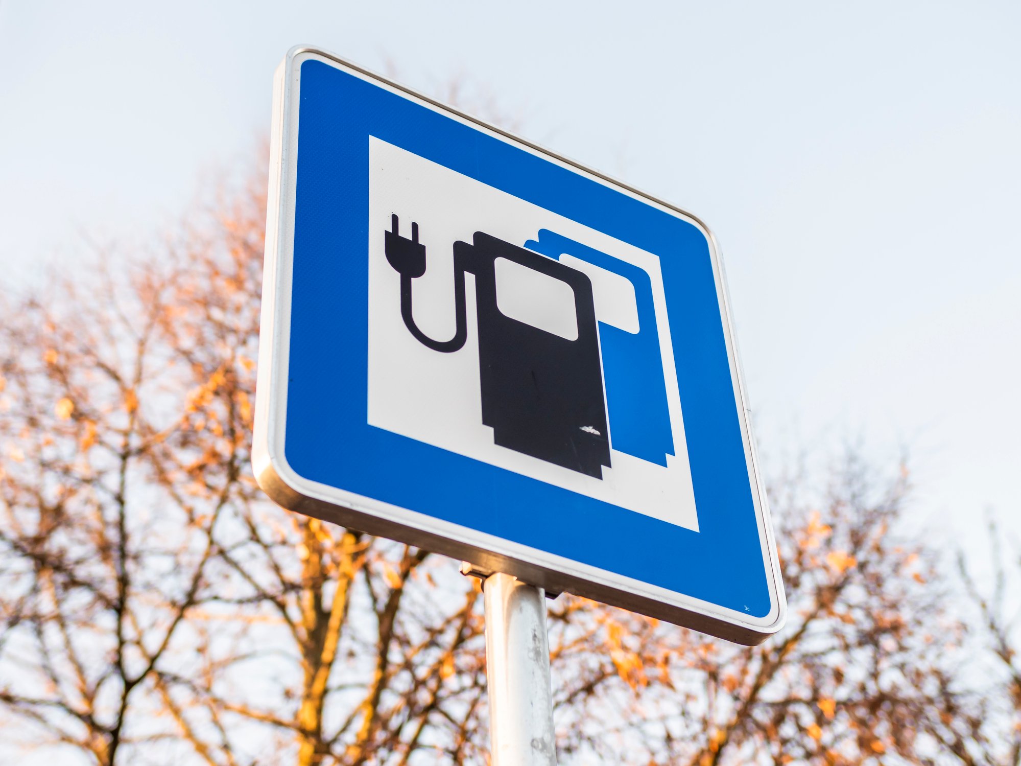 22_01_17 An electric vehicle charging point sign _GettyImages-1098034208