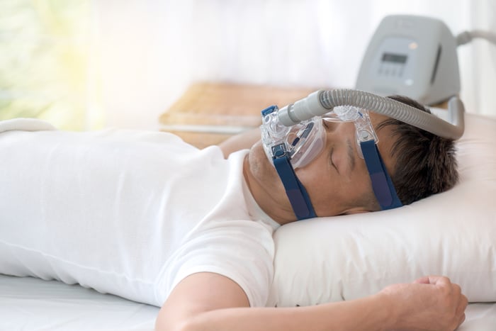 Person sleeping with a CPAP machine.