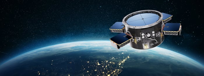 Artist's rendering of Firefly Elytra space tug in orbit over Earth.