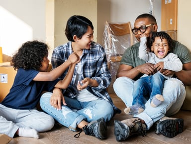 22_01_17 Two adults and two children in a room with packing boxes _GettyImages-922730214