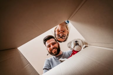 21_12_10 Two people looking into a box with their dog _GettyImages-1316497909