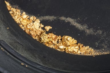 25_04_19 Gold nuggets in a gold mining pan _MF Dload GettyImages-174790541-1200x800-5b2df79