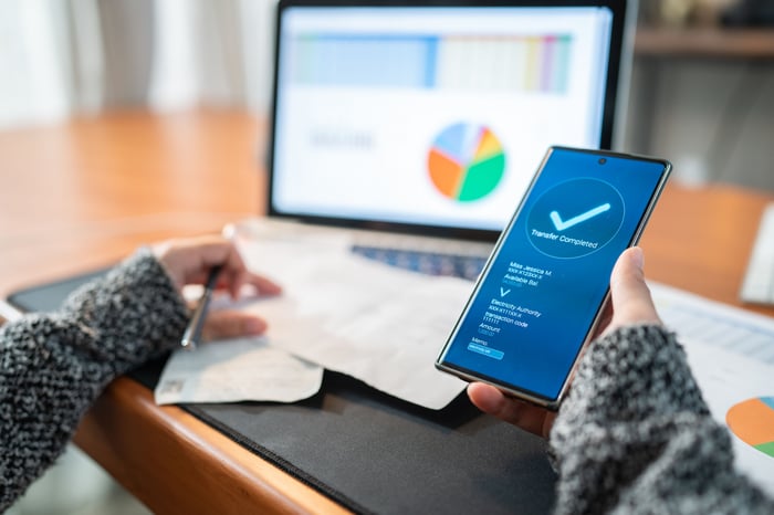 Online banking with the simultaneous use of a laptop and smartphone. 