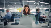 woman investing laptop