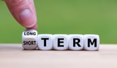 23_11_28 A finger flipping dice that spell out long term and short term _MF Dload GettyImages-1134479990-1369x800-60dadfc
