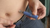 25_02_04 A person using an injection pen _MF Dload GettyImages-1393991949-1200x675-128554e