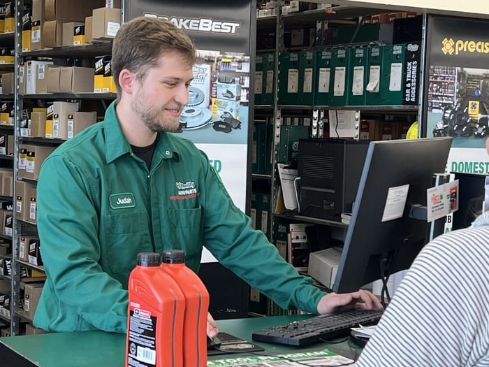 An O'Reilly attendant helping a customer.