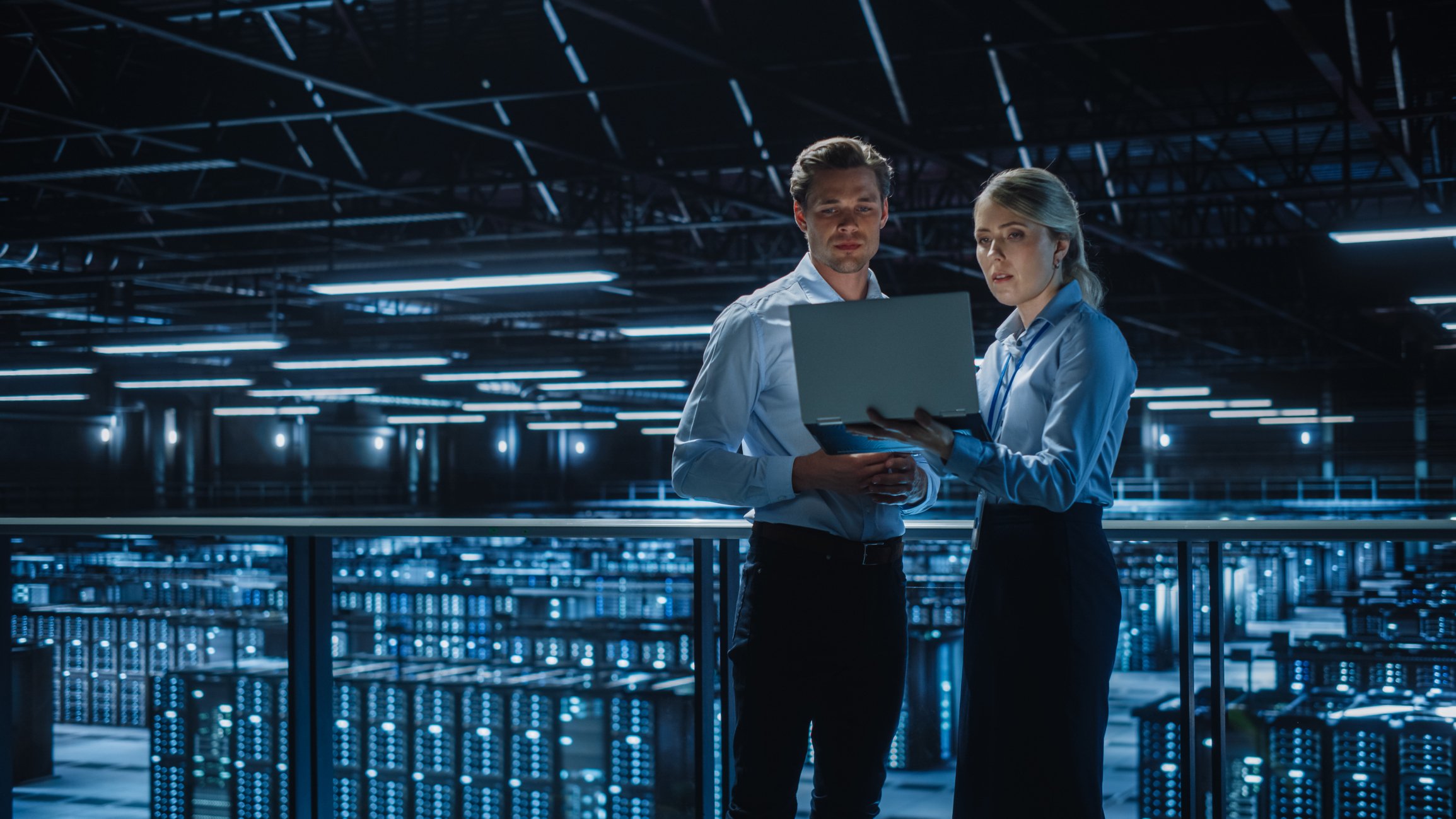 AI_Cloud_Computing_Data_Center-GettyImages-1336250753