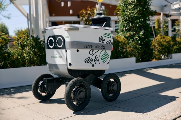 A Serve Robotics deliver robot making deliveries for Shake Shack.
