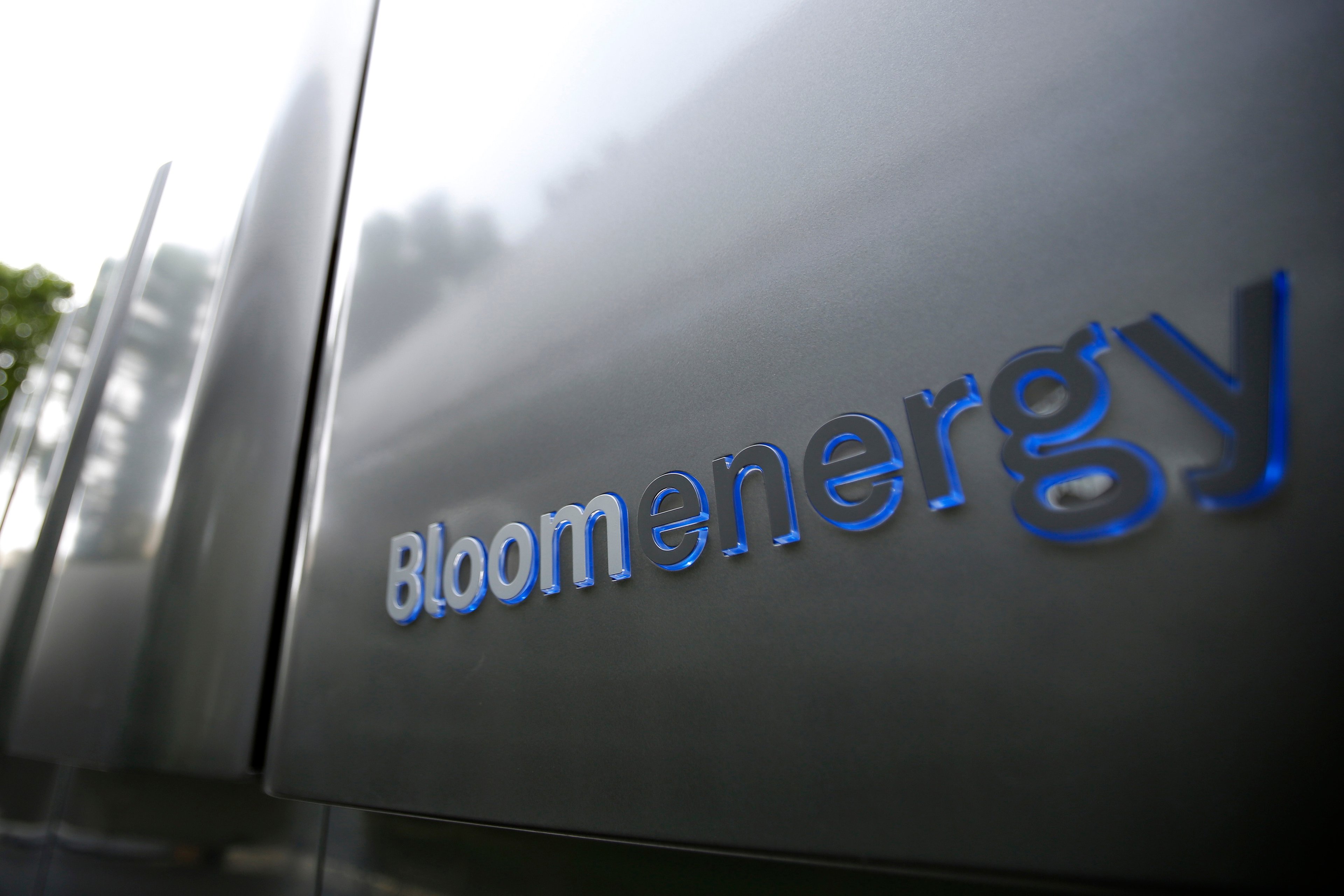 bloom energy logo in blue and silver on grey metallic server-BE (1)