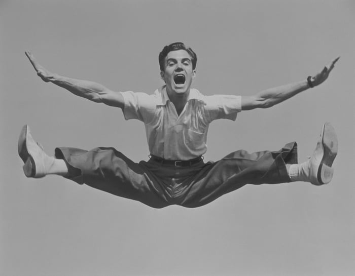 Someone is jumping and doing a split.