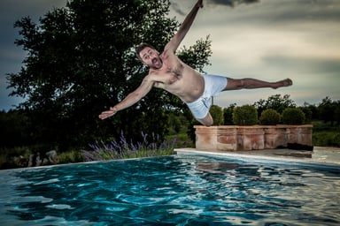 25_11_04 A person jumping into a pool _MF Dload GettyImages-471918259-1200x800-5b2df79