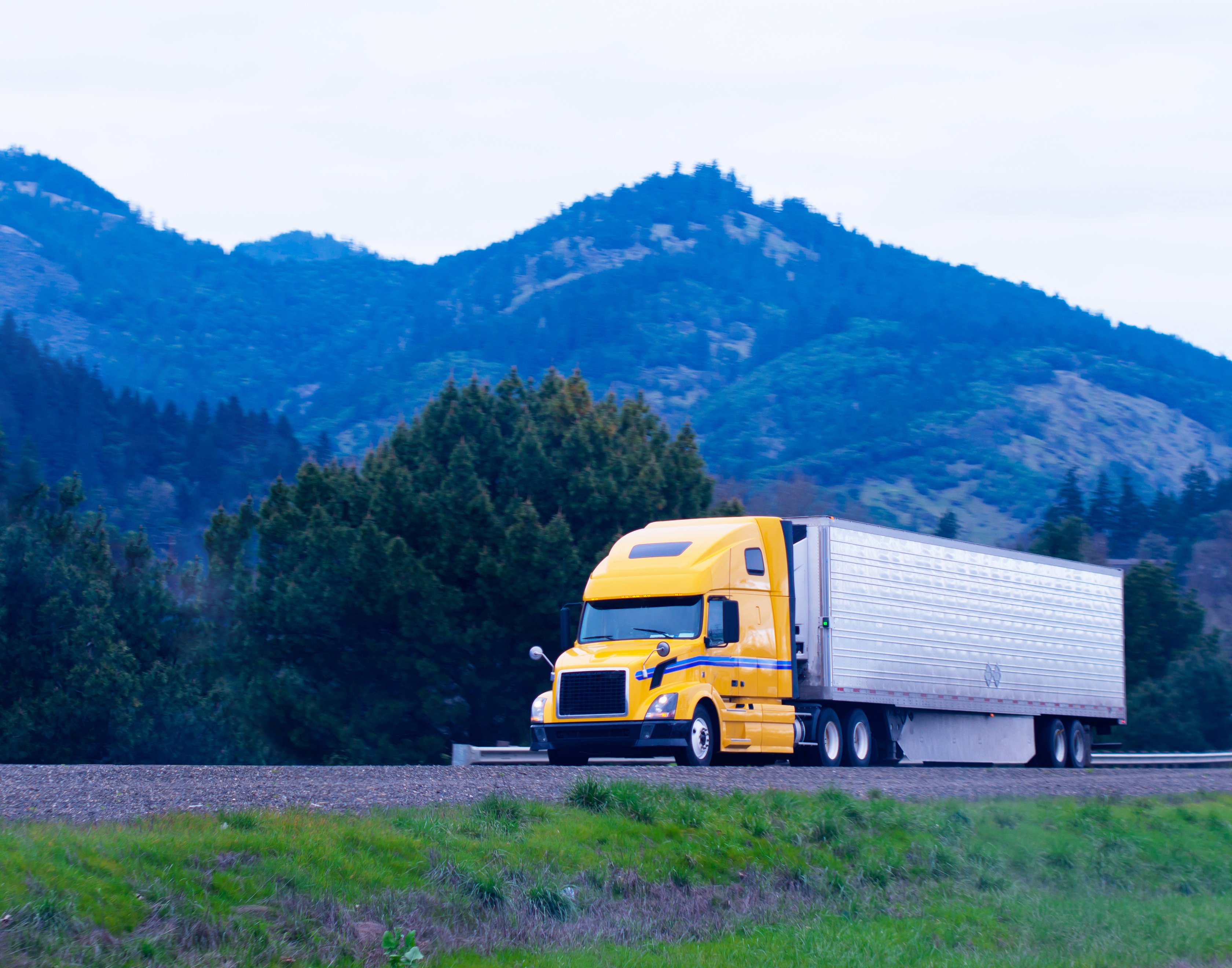 long haul truckers 16 wheeler truck shipment delivery