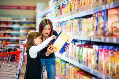 22_01_10 A person and a child looking at a food box in a grocery store _GettyImages-488636504
