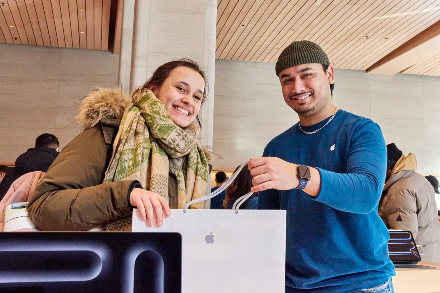 Apple-Sainte-Catherine-Montreal-Canada-opening-day-team-member-handing-customer-their-purchase