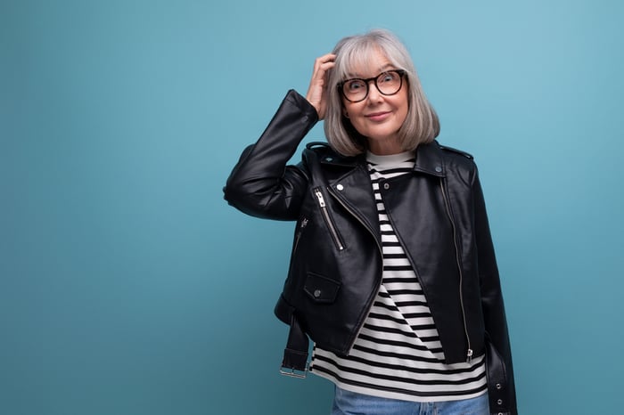 Person scratches head.