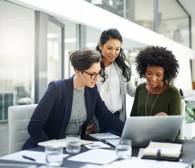 GettyImages-three investors look at a computer_in office
