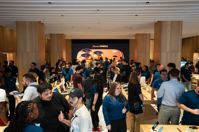 A crowded Apple store.