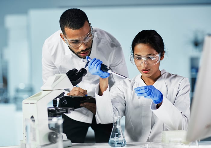 Medical researchers are working in a lab. 