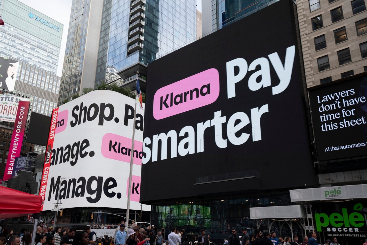 Klarna logo in Times Square