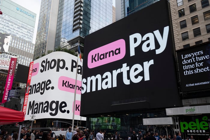 Klarna logo in Times Square.