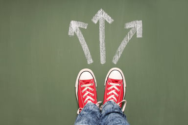 23_05_12 A pair of sneakers with arrows in front of them indicating options or alternatives choices _MF Dload