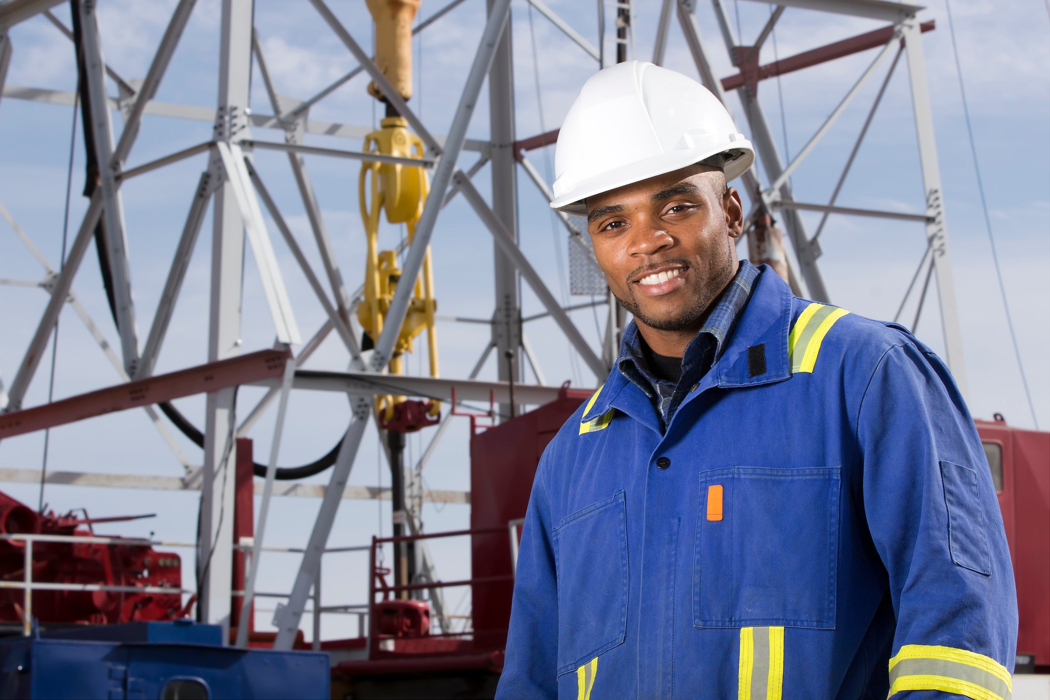 22_07_06 A person in protective gear in front of an oil well _GettyImages-507750637
