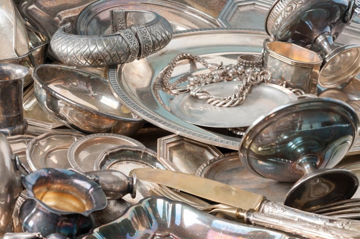 A pile of silver pieces and jewelry.