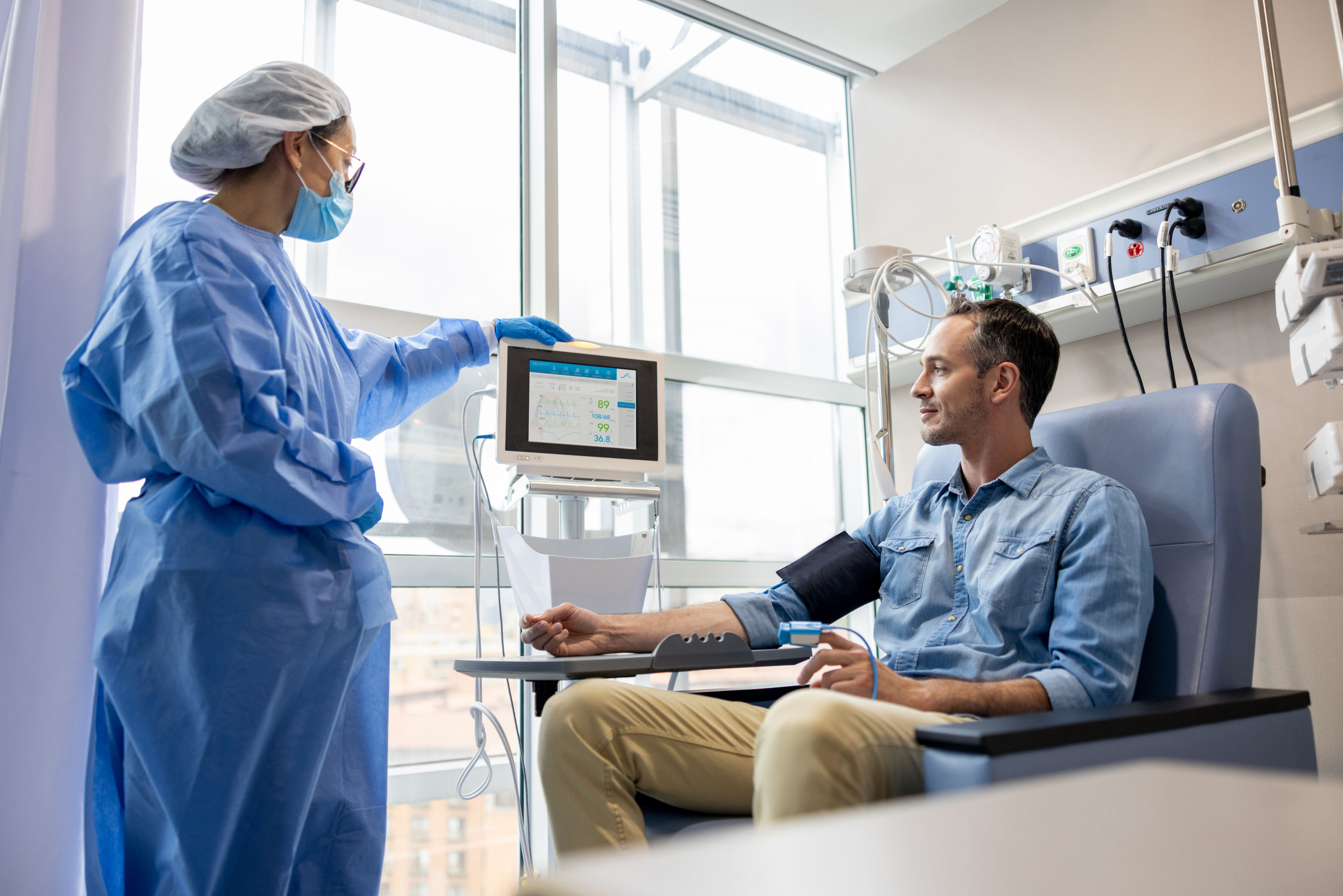 doctor-with-patient-in-hospital