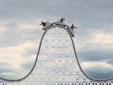 26_07_31 Three people on a rollercoaster ride cresting a peak _GettyImages-1473821519-1066x800-82d3b79