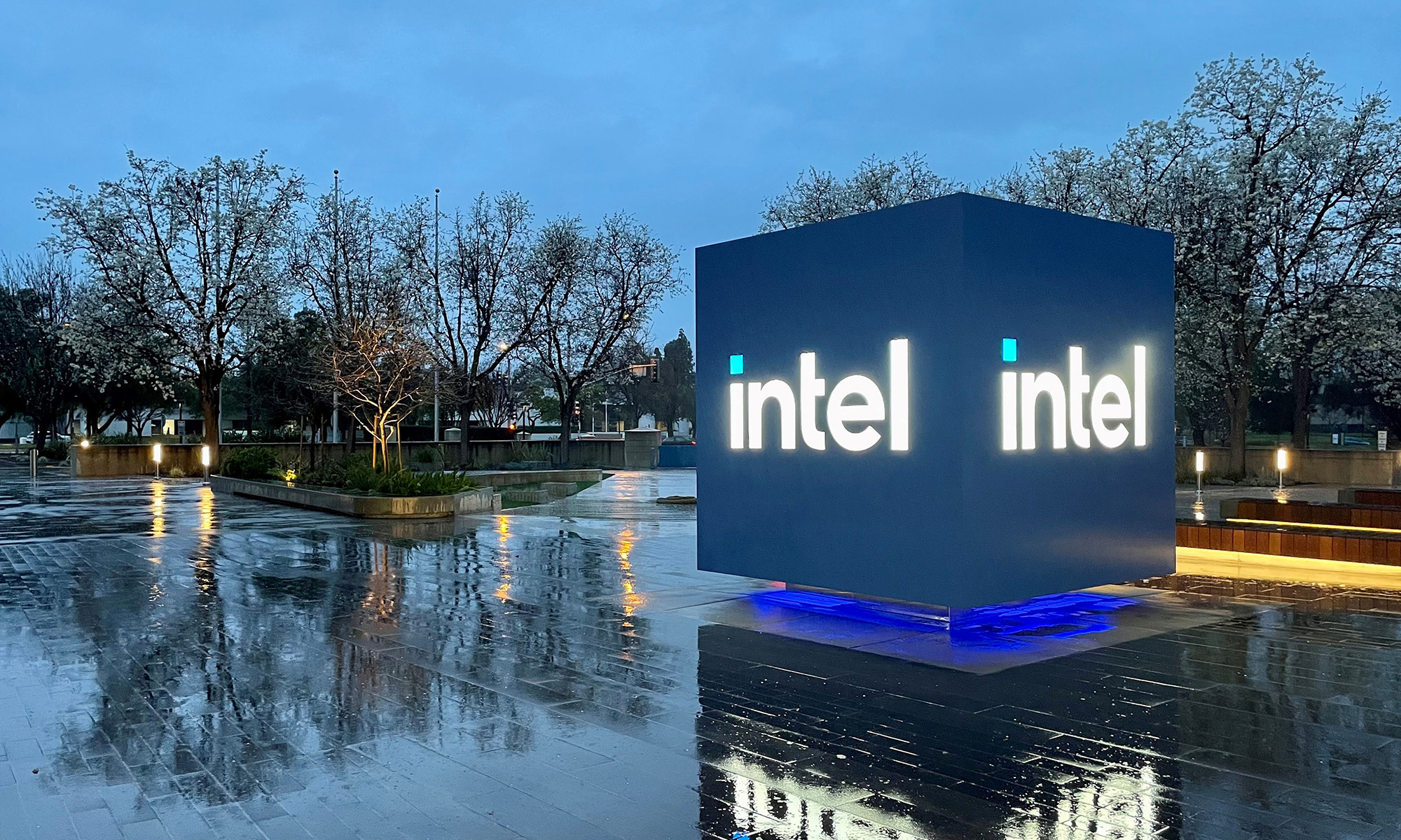 intel cube statue with lit up intel logo_Intel