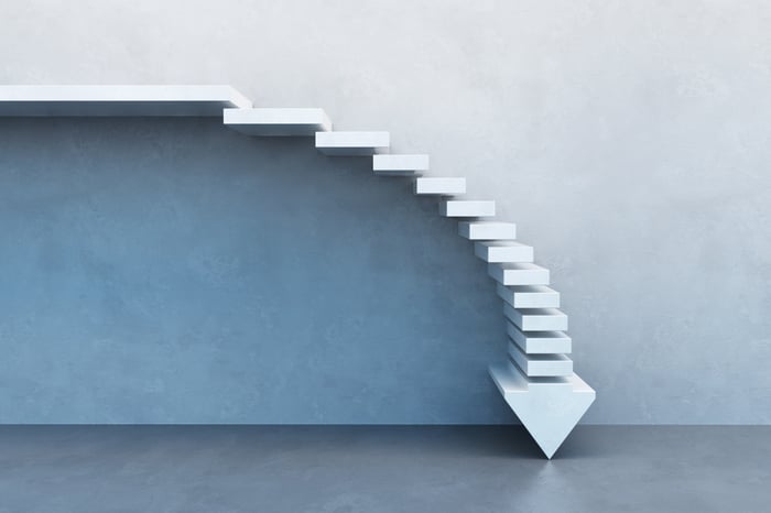 White steps form an arrow pointing down, set against a grey backdrop.