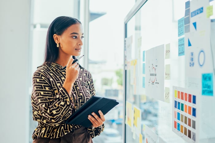 A woman preparing to make a presentation. 