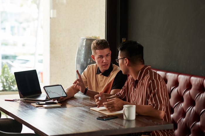 Smart investors discuss the best U.S. stock ETFs and international stock ETFs. 
