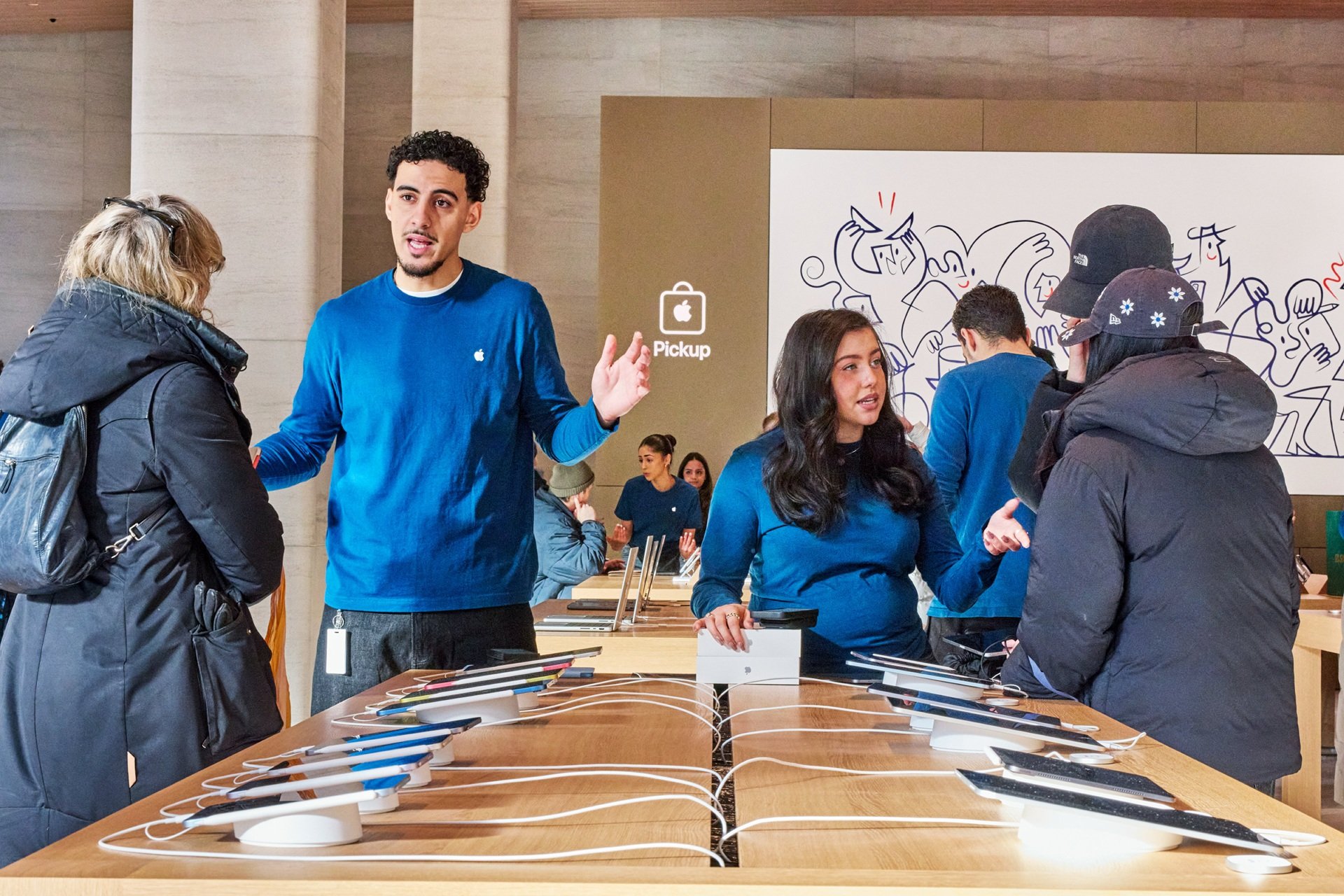 Apple-Sainte-Catherine-Montreal-Canada-opening-day-team-members-assisting-customers