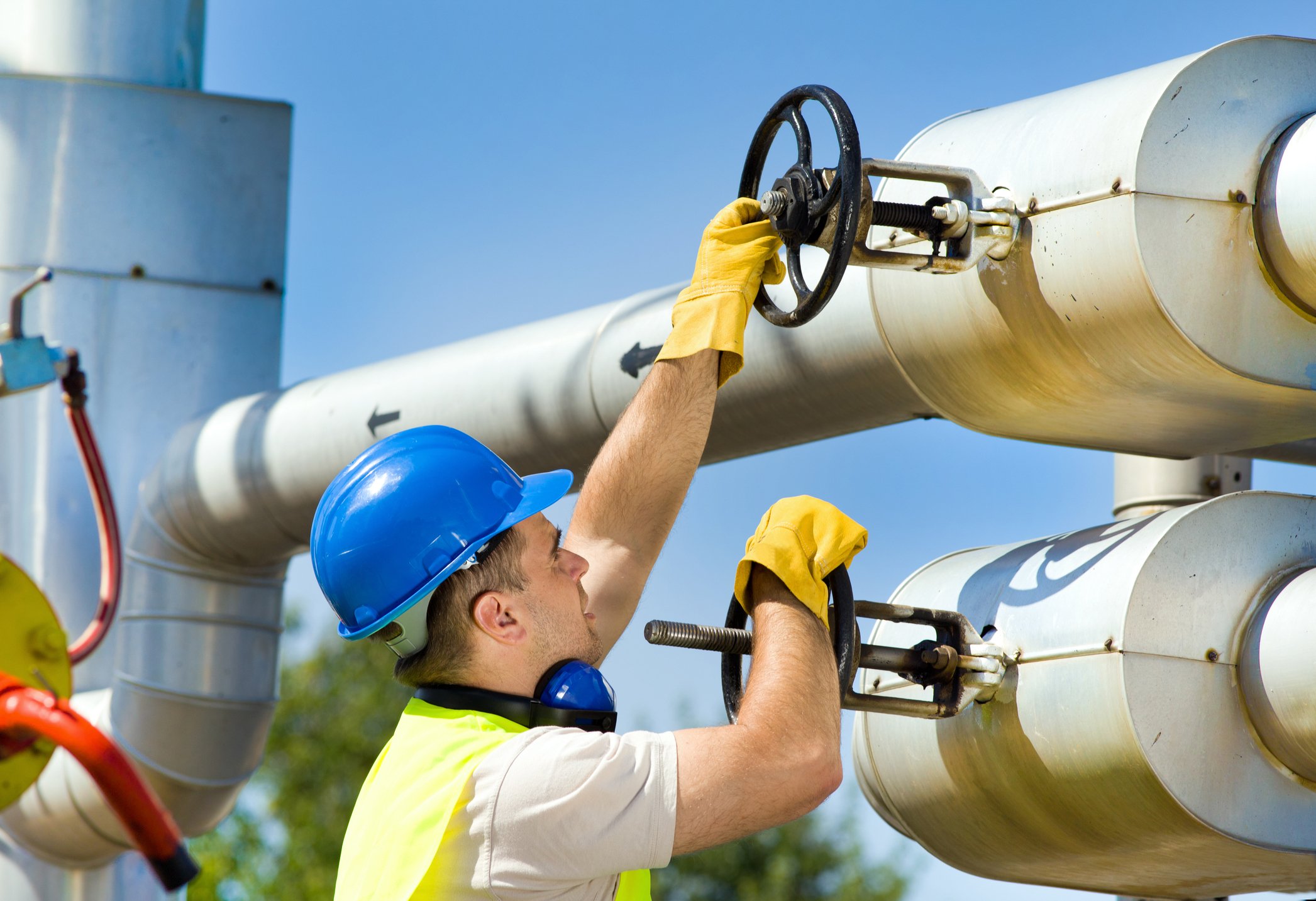 23_07_12 A person turning valves on an energy pipeline _MF Dload