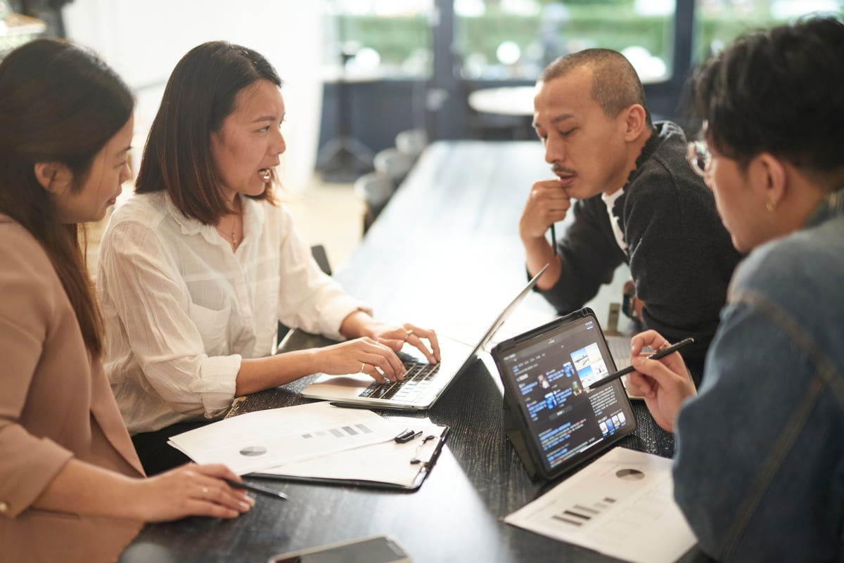 Professionals_discussing_in_a_meeting