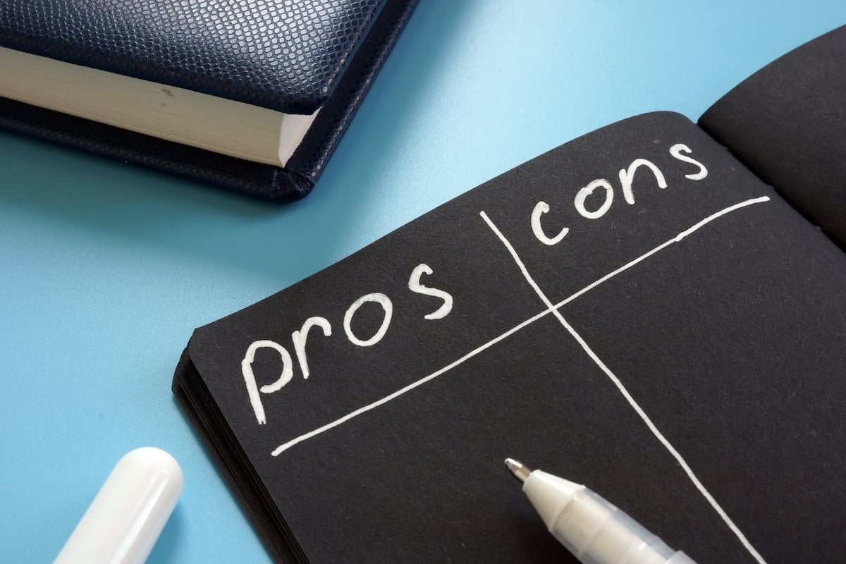 23_02_20 A list set up for showing the pros and cons, or disadvantages and advantages, of an investment _MF Dload