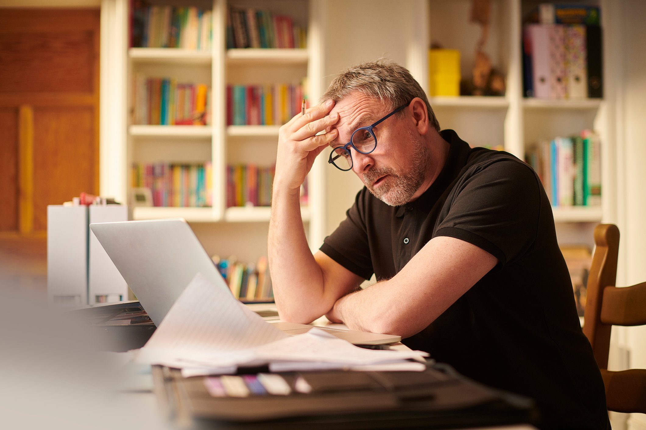 man 50s laptop GettyImages-1206458033
