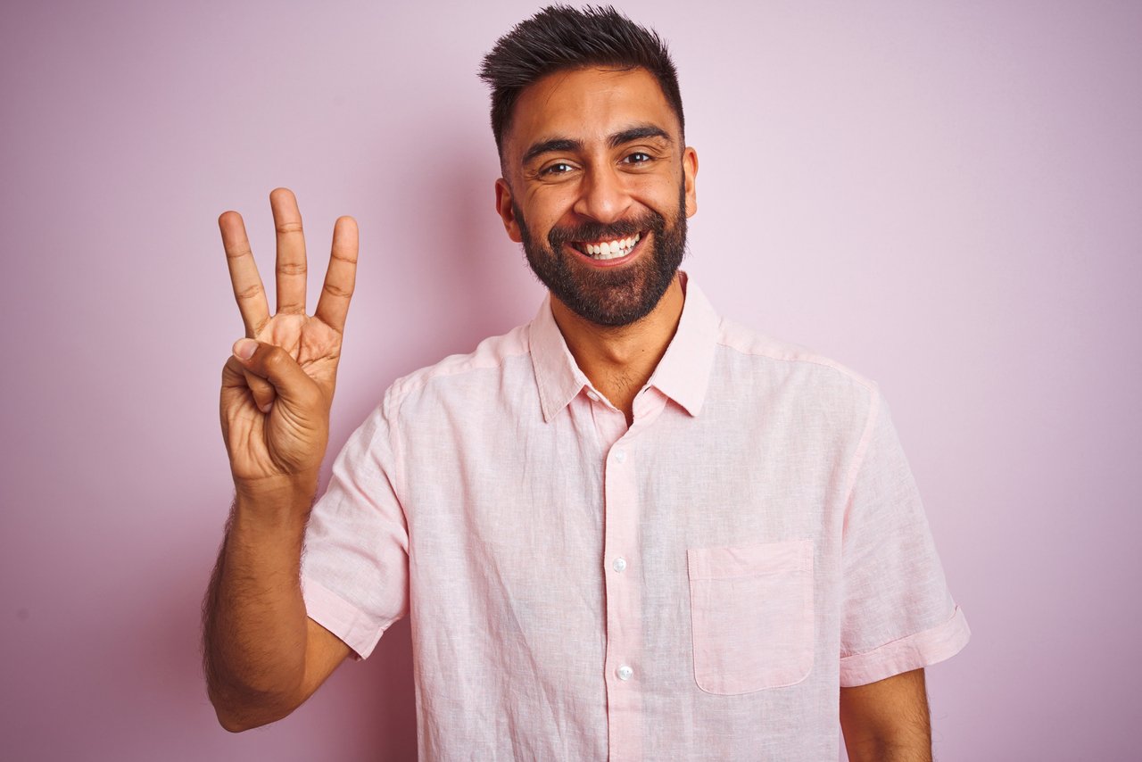 26_10_01 A person holding up three fingers _MF Dload GettyImages-1205733972-1281x854-f43835d