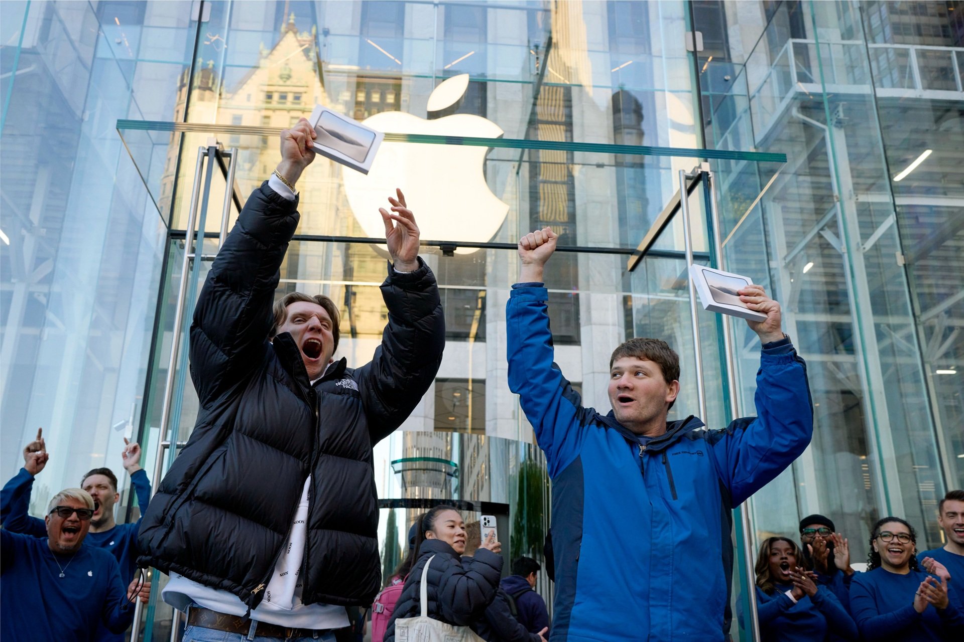 Apple-Fifth-Ave-NYC-two-customers-with-iPhone-Duo-purchases-261023