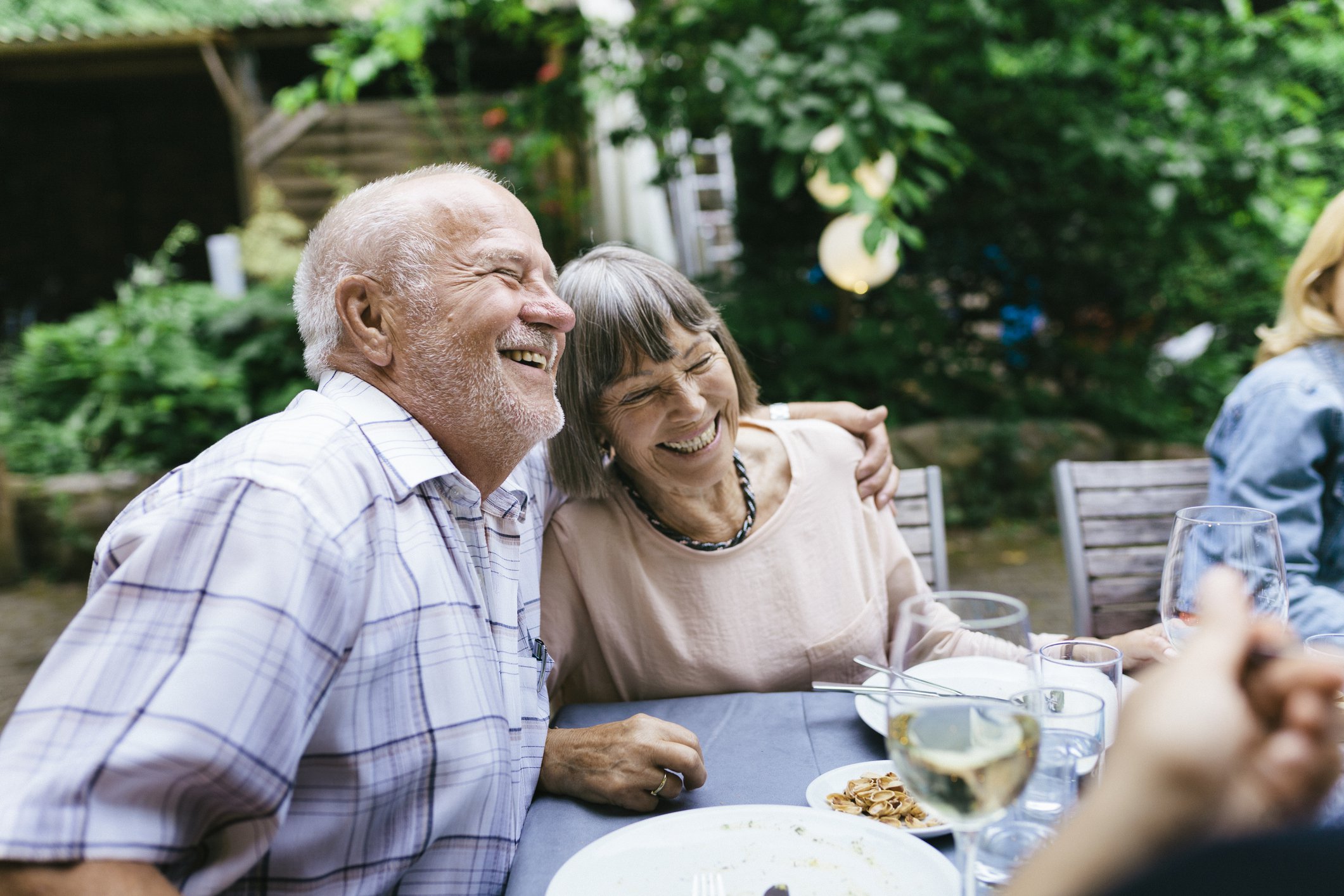 9-happy-people-eating-outside.jpg