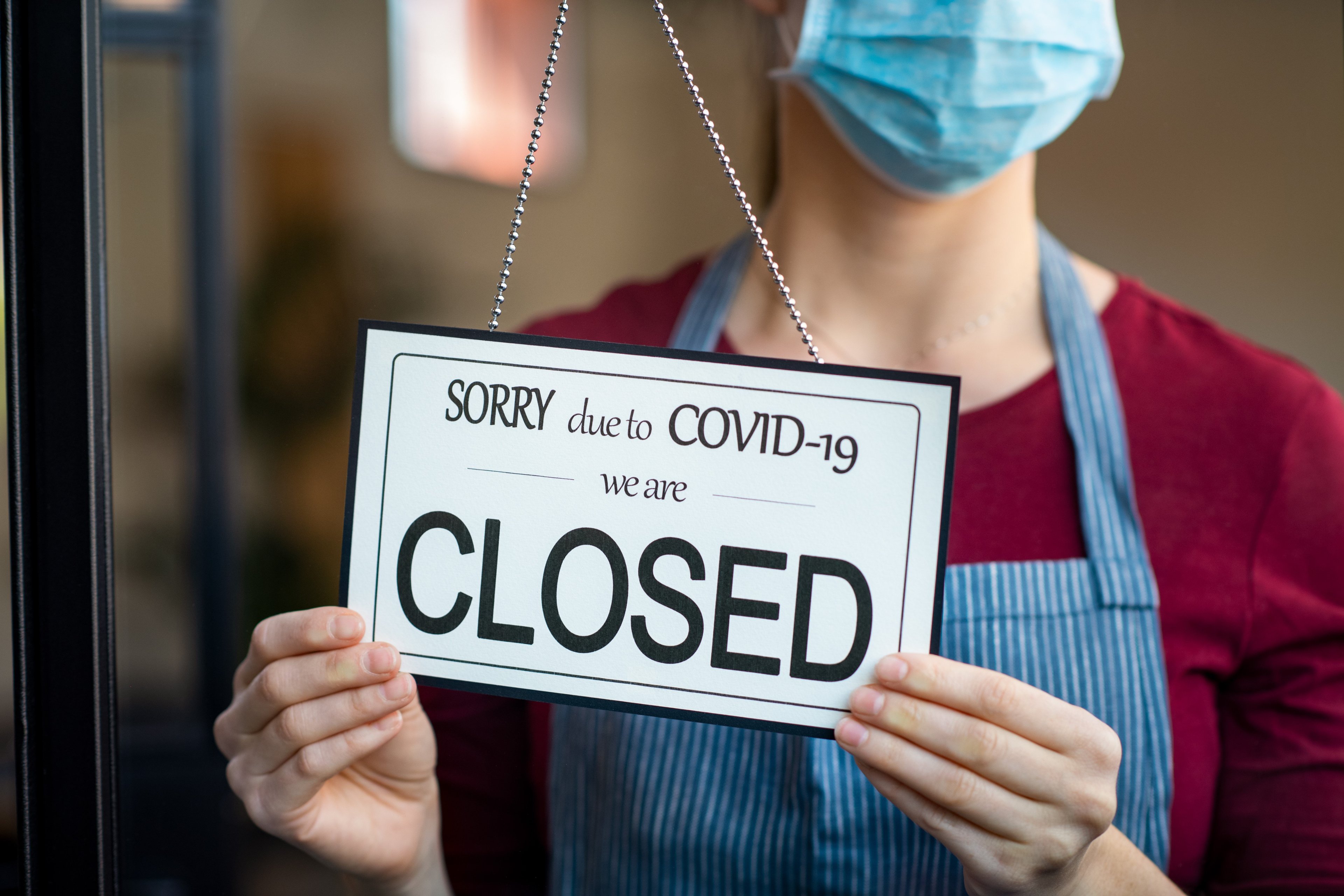 Door sign alerting of business closure due to COVID-19
