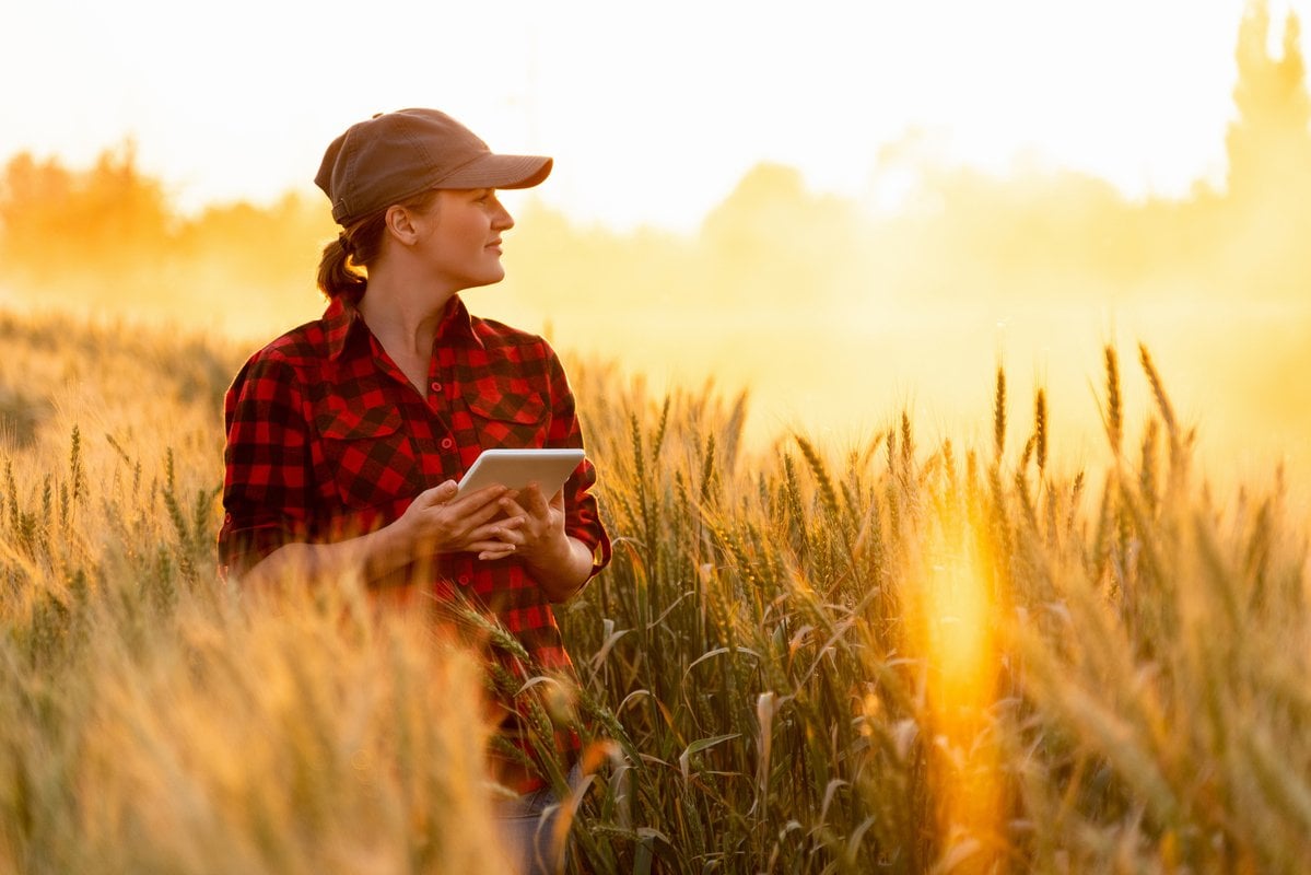 farmer with tablet in field-1200x800-5b2df79