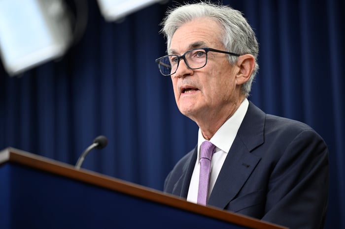 Jerome Powell answering questions at a Federal Open Market Committee meeting.